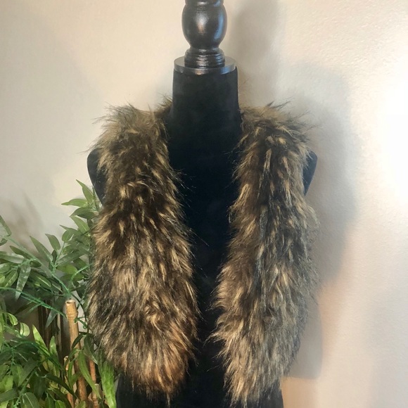 Forever 21 Jackets & Blazers - Forever 21 cropped faux fur vest sz S